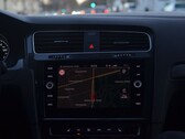 Tableau de bord de voiture avec une carte de navigation sur l’écran d’infodivertissement