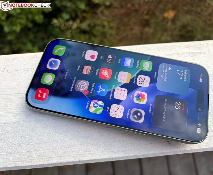 Vue avant de l'iPhone 17e montrant l'écran OLED et l'îlot dynamique (Image source : Notebookcheck)