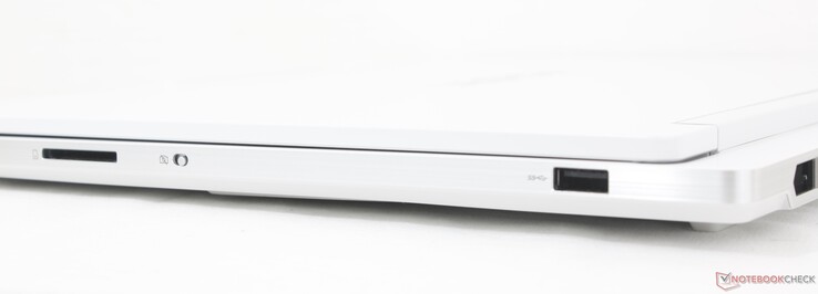Droite : Lecteur SD, commutateur de webcam électronique, USB-A 3.2 Gen. 1