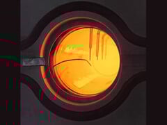 Un peu de lumière solaire devrait suffire à générer des températures similaires à celles d'un haut fourneau. (Image : Cell Press/Device)