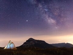 Image montrant le ciel nocturne avec de nombreuses étoiles et des montagnes. (Source de l&#039;image : Baptiste_lheurette - Pixabay)