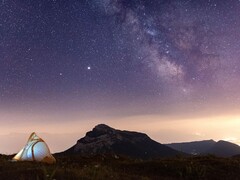 Image montrant le ciel nocturne avec de nombreuses étoiles et des montagnes. (Source de l'image : Baptiste_lheurette - Pixabay)
