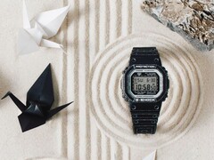 La Casio G-Shock DW-5600RGM-1 est l'une des deux montres sur le thème de l'origami