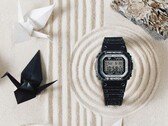 La Casio G-Shock DW-5600RGM-1 est l'une des deux montres sur le thème de l'origami