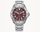 La Citizen Promaster Land GMT BJ7150-50W, représentée sur un fond texturé blanc cassé. (Source de l'image : Citizen US)