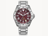 La Citizen Promaster Land GMT BJ7150-50W, représentée sur un fond texturé blanc cassé. (Source de l'image : Citizen US)