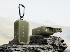 La batterie externe INIU Outdoor Rugged 10000 est équipée d’une lampe torche blanche/rouge intégrée, d’un pas de vis pour trépied et d’un clip.