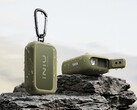 La batterie externe INIU Outdoor Rugged 10000 est équipée d’une lampe torche blanche/rouge intégrée, d’un pas de vis pour trépied et d’un clip.