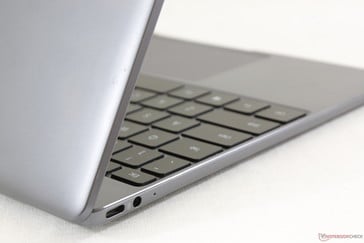 La version Core i5 du MateBook 13 est de la couleur Mystic Silver plutôt claire, tandis que notre version i7 est plus sombre (Space Gray).