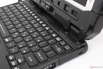 le clavier est beaucoup plus fin et léger que la tablette