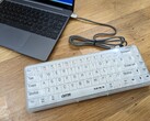 Le Lofree 1% est un clavier semi-transparent doté de commutateurs MX "Jellyfish" enveloppés dans un plateau en polycarbonate