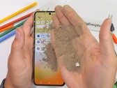Les appareils pliables de Samsung ont toujours lutté contre la saleté et les débris qui se coincent dans l'écran et la charnière. (Source de l'image : JerryRigEverything)