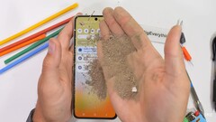 Les appareils pliables de Samsung ont toujours lutté contre la saleté et les débris qui se coincent dans l'écran et la charnière. (Source de l'image : JerryRigEverything)