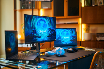 Un compagnon abordable : l’Alienware AW2726DM offre un contraste QD-OLED saisissant et une fréquence de rafraîchissement de 240 Hz à un prix nettement inférieur, constituant ainsi une excellente solution d’écran externe pour les ordinateurs porta