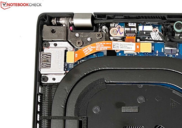 La petite carte de circuit imprimé à droite du port USB est seulement vissée et peut être remplacée.