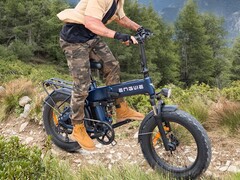 Engine Pro 3.0 Boost : Un vélo électrique pliable qui convient également à une utilisation tout-terrain. (Source de l&#039;image : Engwe)