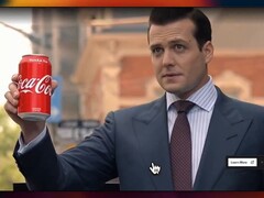 Gabriel Macht dans le rôle de Harvey Specter tenant une canette de Coca-Cola dans une scène utilisée pour démontrer le placement de produits généré par l'IA de Halftime (Source de l'image : @xai via X, anciennement Twitter)