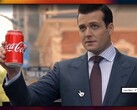 Gabriel Macht dans le rôle de Harvey Specter tenant une canette de Coca-Cola dans une scène utilisée pour démontrer le placement de produits généré par l'IA de Halftime (Source de l'image : @xai via X, anciennement Twitter)