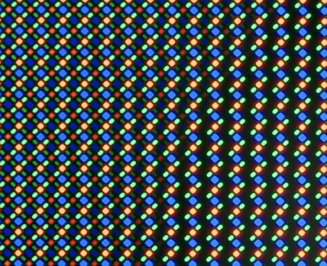 La disposition des pixels de l’iPhone 18 Pro Max, avec la zone moins dense à gauche permettant au capteur infrarouge intégré à l’écran de fonctionner