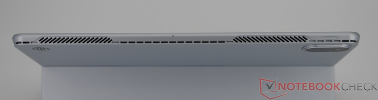 En haut : sorties du ventilateur, bouton d'alimentation