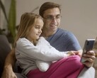 Un père et sa fille regardant ensemble un smartphone