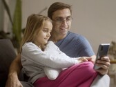 Un père et sa fille regardant ensemble un smartphone