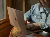 Source de l'image : Personne utilisant un ordinateur portable Microsoft Surface près d'une fenêtre (Image source : Surface on Unsplash)