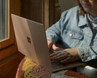 Source de l'image : Personne utilisant un ordinateur portable Microsoft Surface près d'une fenêtre (Image source : Surface on Unsplash)