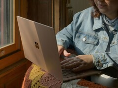 Source de l&#039;image : Personne utilisant un ordinateur portable Microsoft Surface près d&#039;une fenêtre (Image source : Surface on Unsplash)