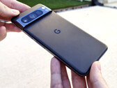Le Pixel 8 Pro survit admirablement aux tests de chute et de rayures. (Source de l'image : PBKreviews)
