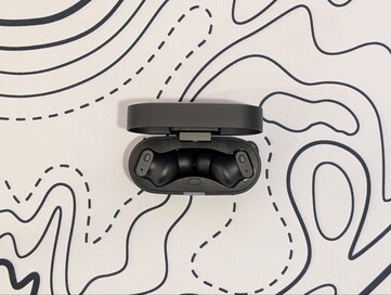 Les écouteurs sans fil Status Pro X dans leur étui de chargement.