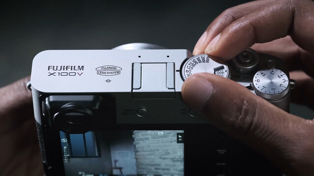 Les molettes de contrôle situées sur le dessus permettent d'accéder rapidement à la vitesse d'obturation, à la sensibilité ISO et à la correction d'exposition. (IImage source : Fujifilm)