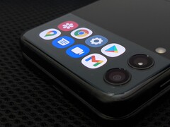 CoverScreen OS permet d'utiliser n'importe quelle application sur l'écran secondaire du Galaxy Z Flip3. (Image source : Jagan2)