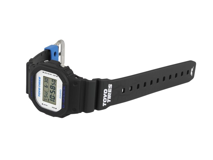 Le graphisme de la bande de roulement, la marque Toyo Tires et la boucle du bracelet bleu contrastant soulignent l'inspiration automobile de la montre.