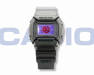 La montre Casio G-Shock x Hidden NY DW5600HDN257 (photo) est dotée d'un logo personnalisé qui s'illumine en orange à travers le rétroéclairage LED. (Source de l'image : Casio)