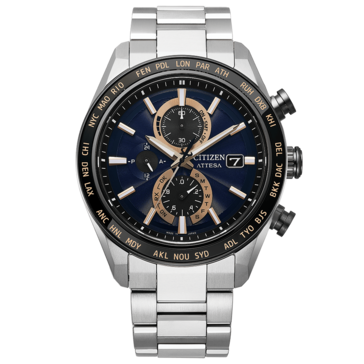 Chronographe Citizen Attesa avec cadran bleu marine foncé, accents couleur or rose, lunette noire d’heure universelle et bracelet en Super Titanium