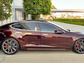 Elon Musk présente enfin les nouvelles couleurs de Tesla : un rouge complexe à 13 couches et un argent "liquide" à 8 couches