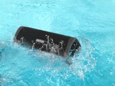 L'enceinte Bluetooth portable EarFun UBOOM L est étanche, avec un indice IP67. (Image source : EarFun)