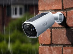 La caméra eufyCam E40 (photo) d'Anker, équipée d'un panneau solaire, a été lancée en Europe. (Source de l'image : eufy)