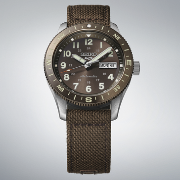 Montre de terrain automatique Seiko 5 Sports HDB009 avec cadran marron, lunette boussole et bracelet en nylon marron.