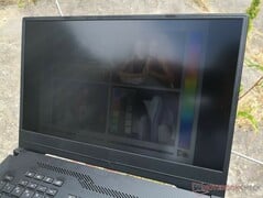 Asus ROG Zephyrus G GA502DU - À l'extérieur en plein soleil.