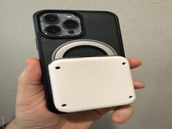 Le M4 Snap-On se fixe à l'arrière d'un téléphone compatible MagSafe.