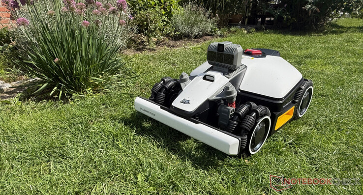 Luba Mini avec navigation LiDAR pendant le fauchage