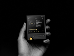 Le Onix Tocata XM2 DAP, représenté dans une main sur fond noir. (Source de l'image : Onix)