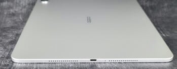 À droite : Haut-parleur, port USB 3.2 Gen1 Type-C, microphone, haut-parleur