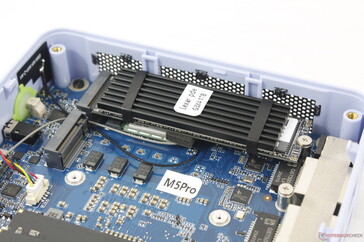 Il est surprenant de constater qu'un dissipateur thermique est inclus avec le SSD, bien qu'il s'agisse d'un mini-PC économique