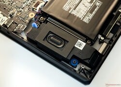 La réponse dans les basses est faible malgré un grand châssis et deux woofers