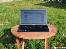 Asus VivoBook X751BP à l'extérieur au soleil.