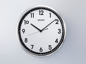 Horloge murale rétro à quartz Seiko KX701S avec cadre argenté et cadran contrasté noir et blanc.