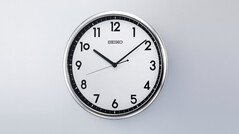 Horloge murale rétro à quartz Seiko KX701S avec cadre argenté et cadran contrasté noir et blanc.